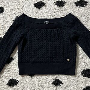 CHANEL size 36 crop style black cashmere Sweater w/ CC emblem Accent on bottom
